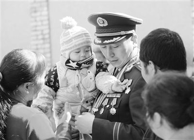 武警甘肅省森林總隊(duì)功臣蘭海龍回鄉(xiāng)報(bào)喜