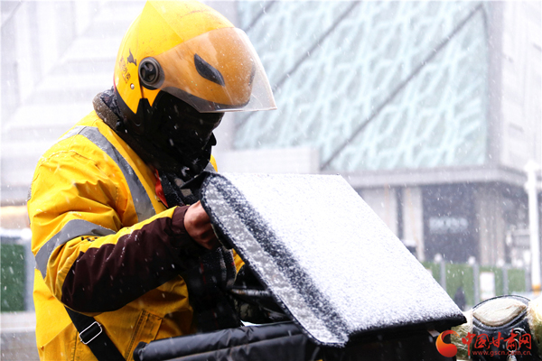 2020年第一場(chǎng)雪巧遇“小寒” 蘭州人請(qǐng)收下！（組圖）