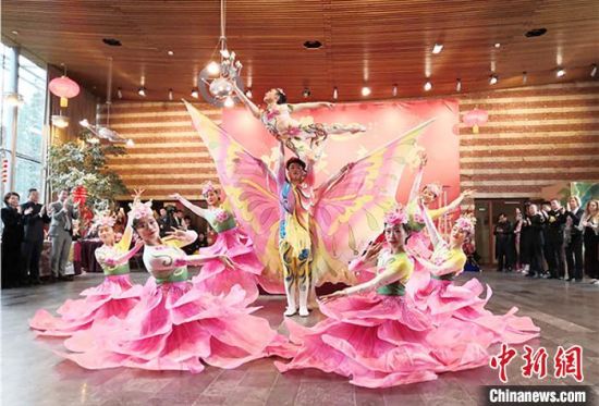 圖為雜技演員通過精湛的技藝贏得了滿堂喝彩。　甘肅省文化和旅游廳網(wǎng)站 攝