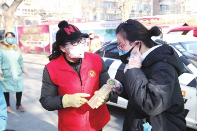 用點(diǎn)滴善舉筑就強(qiáng)大正能量 蘭州市各級(jí)道德模范、蘭州好人齊心援助抗擊疫情一線