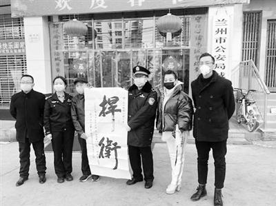 【甘肅全民戰(zhàn)“疫”】警嫂獻愛心 為警徽增光