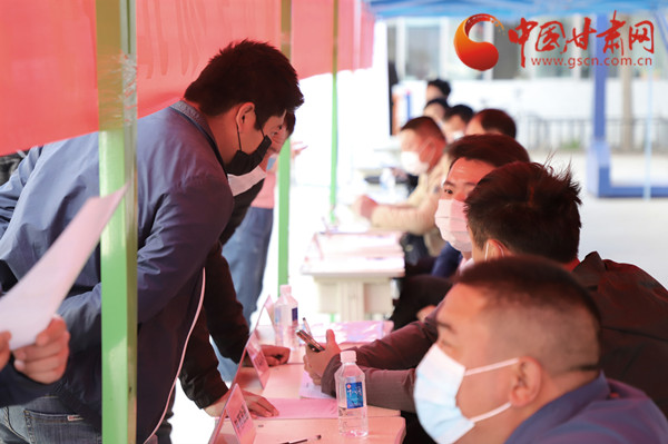 【甘肅省決戰(zhàn)決勝脫貧攻堅】扶貧又扶志！把“就業(yè)大禮包”送到貧困戶家門口（圖）