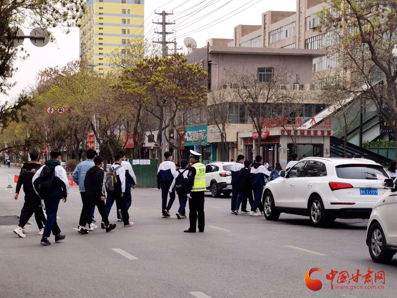 保駕護航！涼州公安交警“護學(xué)崗” 撐起“平安傘”