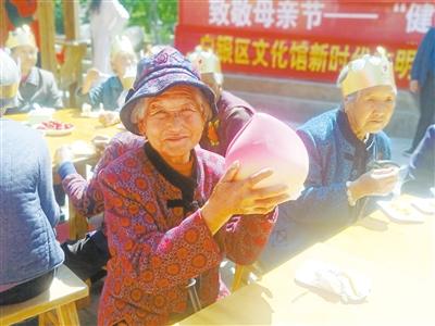 母親節(jié)，白銀“花村”擺了一場“敬老宴”