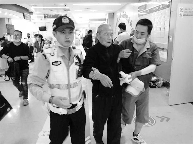 蘭州街頭最美的一次逆行！耄耋老人摔倒街頭 交警的哥合力救助3分鐘