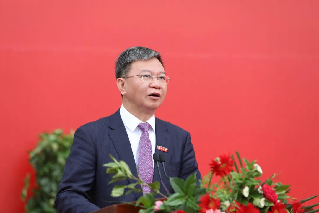 蘭州大學(xué)校長嚴(yán)純?nèi)A寄語2020屆本科畢業(yè)生：做敢擔(dān)當(dāng)、能擔(dān)當(dāng)、有擔(dān)當(dāng)?shù)娜?>
        </a><em>蘭州大學(xué)校長嚴(yán)純?nèi)A寄語2020屆本科畢業(yè)生：做敢擔(dān)當(dāng)、能擔(dān)當(dāng)、有擔(dān)當(dāng)?shù)娜?/em></li>
    <li><a  target=