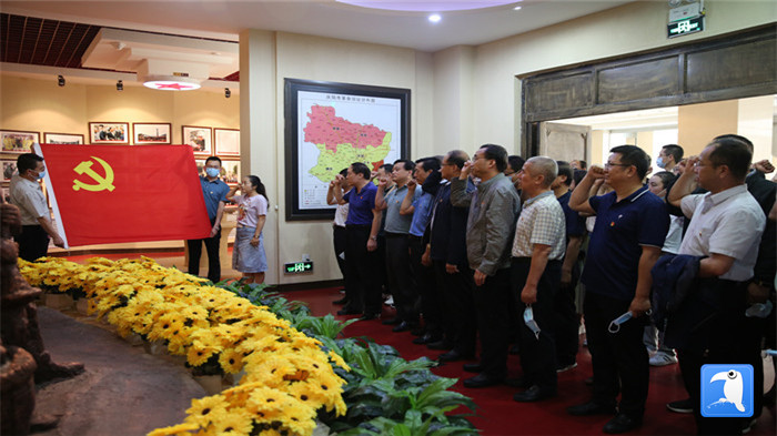 6月30日上午，慶陽市紀(jì)委監(jiān)委機(jī)關(guān)黨委組織全體黨員干部赴市博物館開展“迎七一·紀(jì)念建黨99周年”主題黨日活動。拍攝：葛歡_副本.jpg