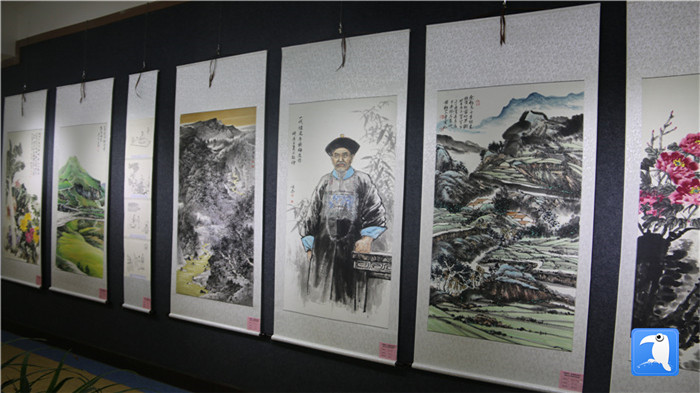 7月1日上午，定西市通渭縣紀(jì)委監(jiān)委舉辦“襄郡清風(fēng)·喜迎建黨99周年”廉政文化書畫展， 共同為黨的生日獻(xiàn)禮。_副本.jpg