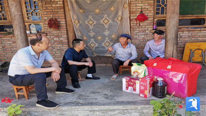 在建黨99周年來臨之際，隴南市禮縣紀(jì)委監(jiān)委在中壩鎮(zhèn)、三峪鄉(xiāng)開展“七一”慰問老黨員、困難黨員活動，為他們送去組織的關(guān)懷和節(jié)日的問候。_副本.jpg