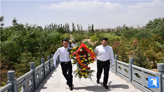 七一”前夕，白銀市紀(jì)委監(jiān)委機(jī)關(guān)黨委組織黨員來到紅軍西路軍景泰烈士陵園開展主題黨日活動。 朱鵬拍攝_副本.jpg