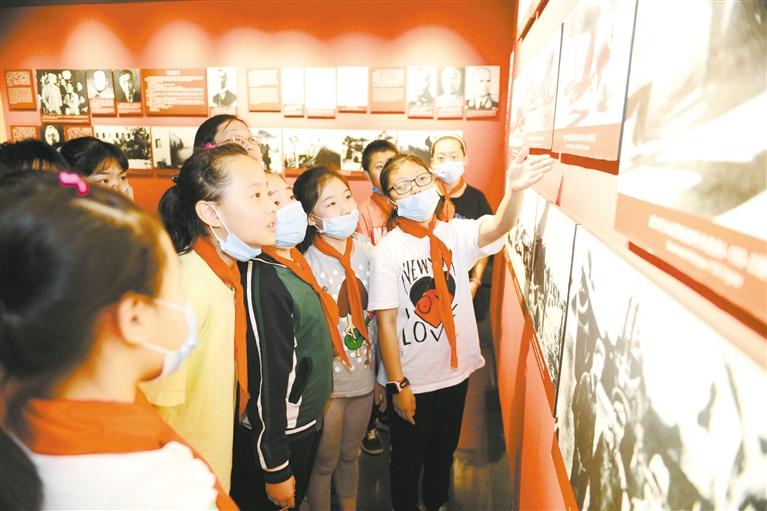 蘭州酒泉路小學(xué)師生參觀“八辦”