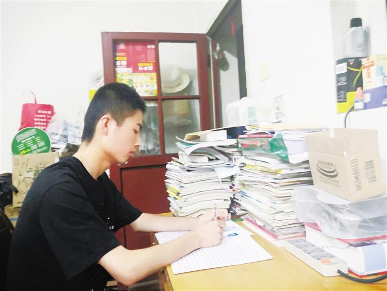 父親外出打工養(yǎng)家 母親術后難干重活 秦州農(nóng)家少年高考取得好成績申請陽光助學金