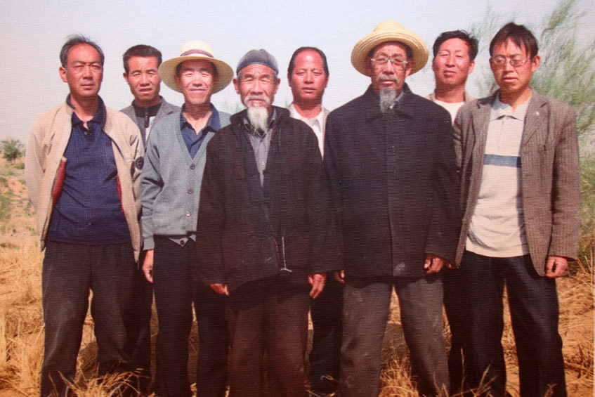 【跟著總書記看甘肅】三代治沙人向總書記匯報：“去年今春我們又壓沙補(bǔ)植3.5萬畝”