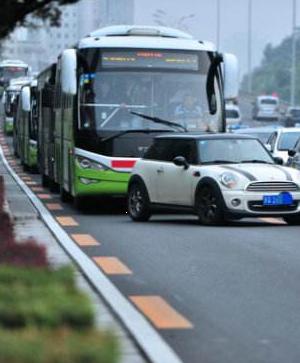 蘭州市現(xiàn)行三條公交車專用道限時(shí)通行 1條：天水路全路段