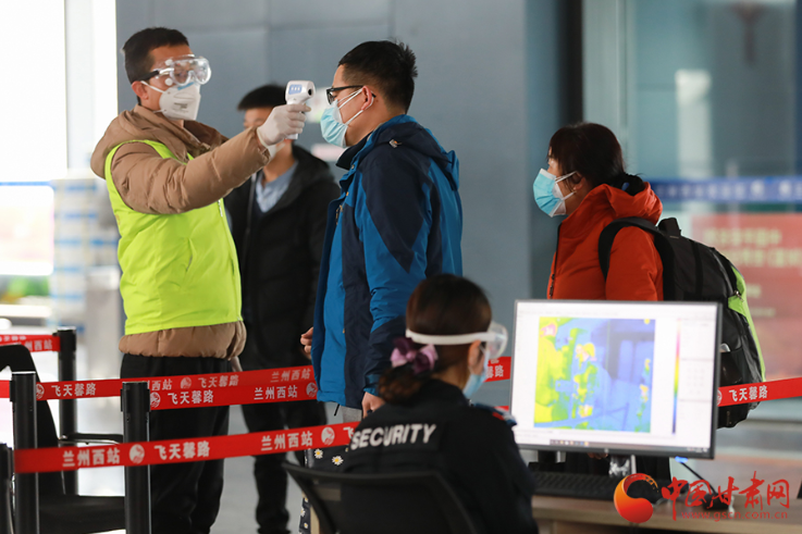 回家路上，請(qǐng)配合疫情防控要求 