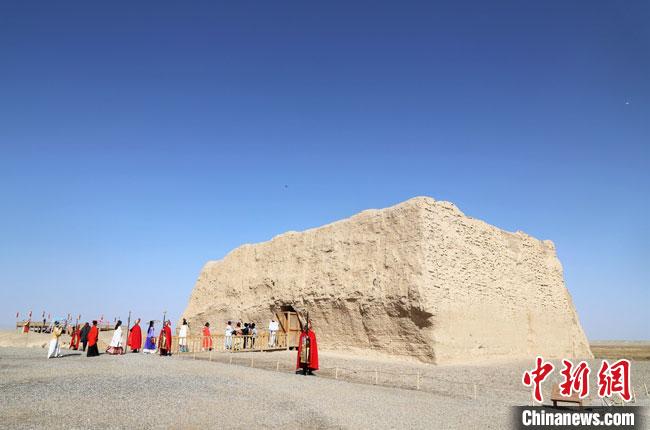 數(shù)十位身著古裝的女性通過體驗賞漢舞、習漢禮、吟誦詩詞等中華傳統(tǒng)文化，再現(xiàn)古絲綢之路的繁華盛景?！⊥踺?攝