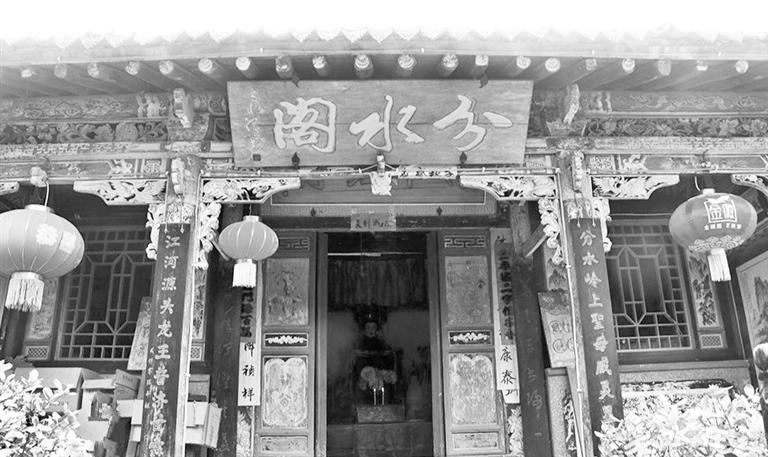 秦嶺鎮(zhèn)分水閣，一屋檐水分江河 這里可看水系奇觀，可賞連翹花海