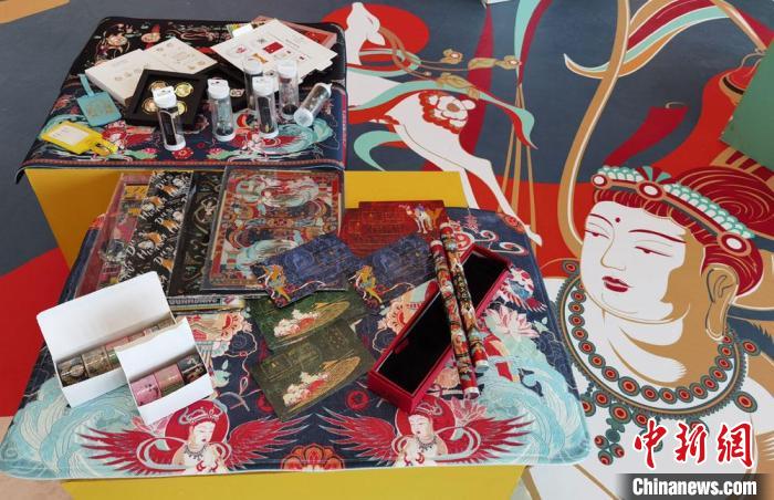 60余類(lèi)敦煌主題的文創(chuàng)產(chǎn)品讓人愛(ài)不釋手?！《∷?攝