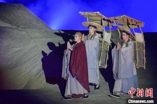 圖為演出現(xiàn)場，該劇獨創(chuàng)360度旋轉并前后移動觀眾席，顛覆傳統(tǒng)劇場舞臺表演模式?！⊥醣筱y 攝