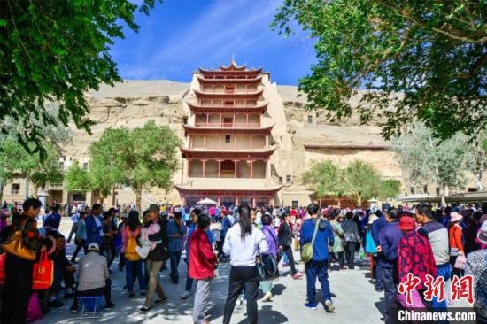 中國(guó)農(nóng)歷四月初八，敦煌民眾傳承歷史習(xí)俗，前往莫高窟燒香禮佛、祈福。(資料圖) 王斌銀 攝