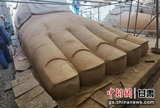 圖為中國(guó)“石窟鼻祖”天梯山石窟第13窟大佛足部與局部危巖體搶救性保護(hù)項(xiàng)目施工現(xiàn)場(chǎng)。陳曉斌 攝