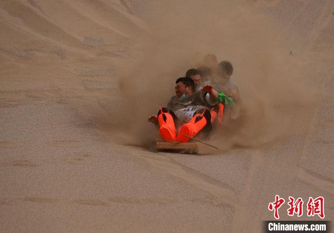 6月13日，敦煌鳴沙山月牙泉景區(qū)舉辦滑沙比賽。　馮豆 攝