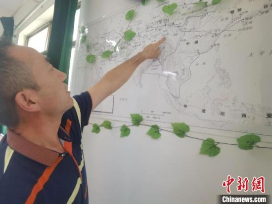 圖為甘肅省社會(huì)科學(xué)院絲綢之路研究所所長侯宗輝指出《絲綢之路古文明》課題組考察線路?！￠Z姣 攝