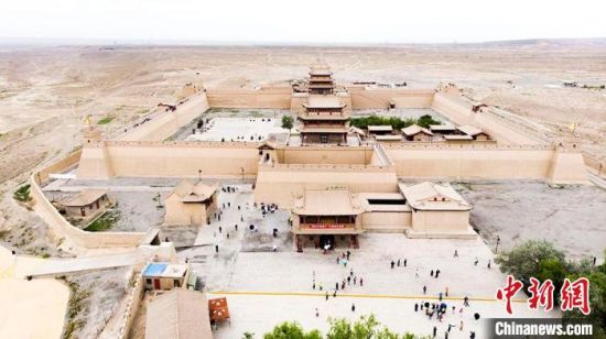 圖為7月中旬，世界文化遺產(chǎn)——嘉峪關(guān)，它是中國(guó)明代萬(wàn)里長(zhǎng)城的西端起點(diǎn)。　高展　攝