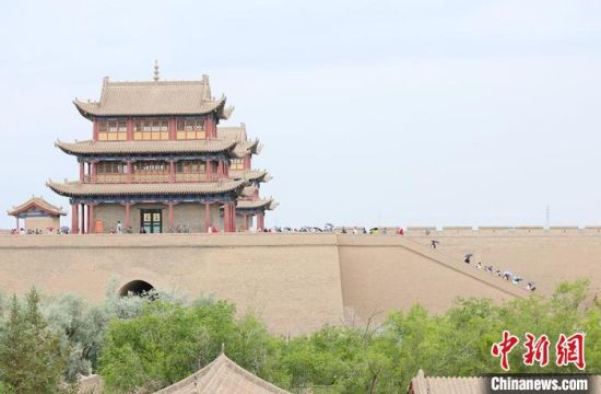 歷經(jīng)數(shù)十載保護(hù)修繕的古老關(guān)城得以延年益壽，成為了海內(nèi)外游客“絲路游”的必經(jīng)打卡地?！「哒?攝