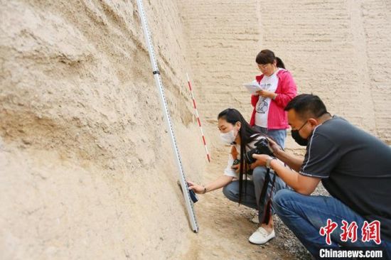 科技保護(hù)讓長(zhǎng)城價(jià)值的真實(shí)性和完整性得到有效延續(xù)和傳承。圖為文物工作者正在測(cè)量關(guān)城的相關(guān)數(shù)據(jù)?！「哒?攝