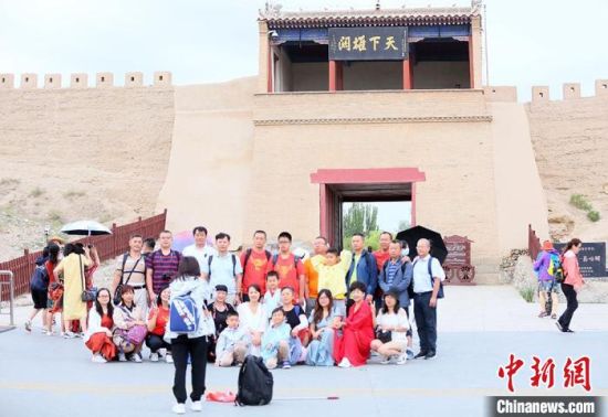 歷經(jīng)數(shù)十載保護(hù)修繕的古老關(guān)城得以延年益壽，成為了海內(nèi)外游客“絲路游”的必經(jīng)打卡地?！「哒?攝