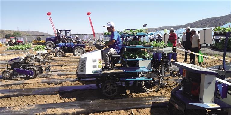 蘭州市榆中縣舉辦蔬菜生產(chǎn)機械化技術演示會