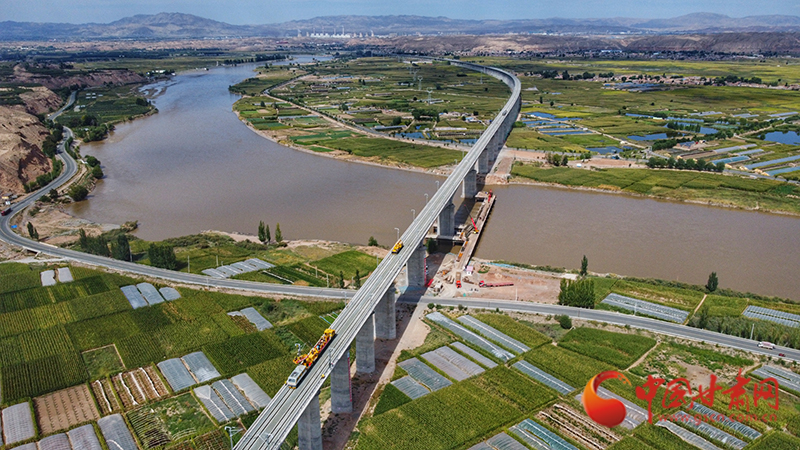 【隴拍客】直擊現(xiàn)場！看中蘭鐵路首條接觸網(wǎng)導(dǎo)線如何架設(shè)