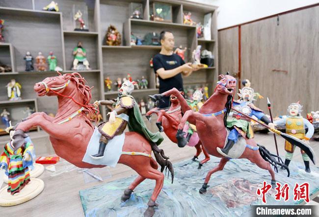 安秋平是成州面塑第五代傳承人，也是當(dāng)?shù)匚ㄒ粓?jiān)守面塑制作的人?！「哒?攝