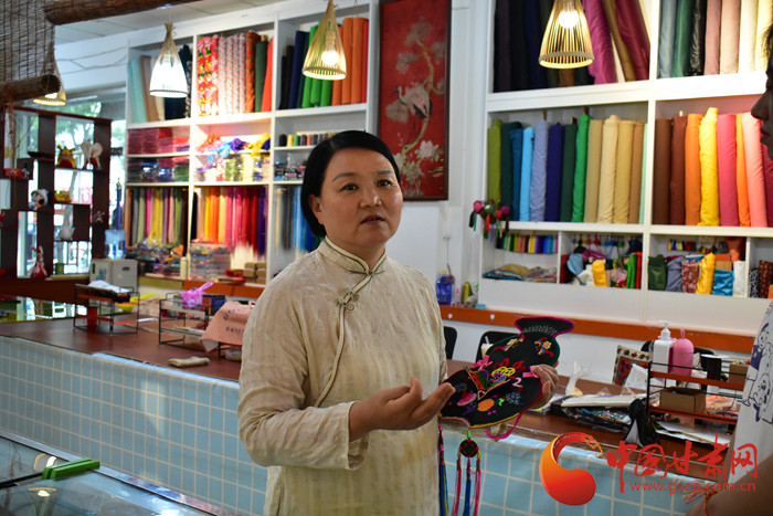 【蘭大新聞學(xué)子重走西北角】香包傳承人劉蘭芳：飛針走線，傳承匠心 