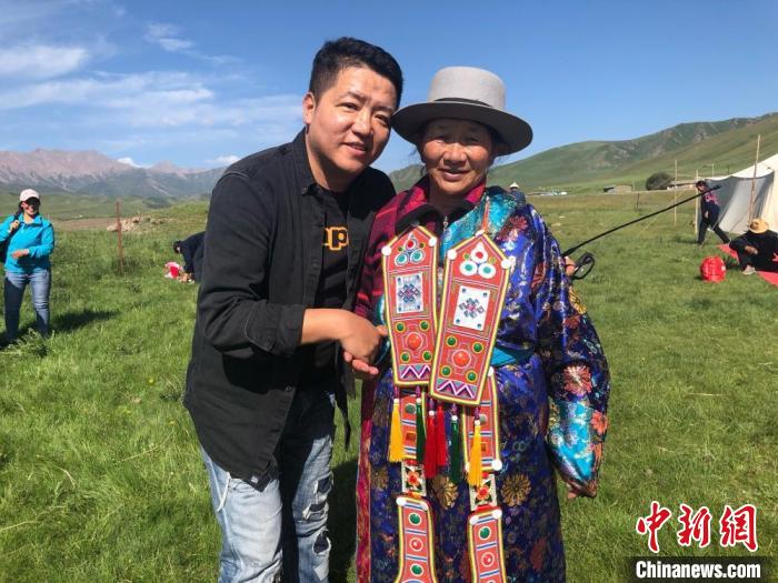 圖為拍攝紀錄片《西茂的婚禮》期間，張輝剛(左)與裕固族老人合影留念。(資料圖) 張輝剛供圖