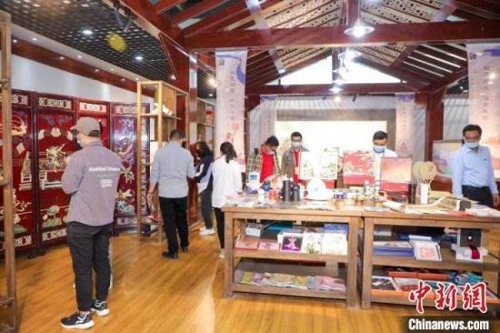 圖為甘肅“一會(huì)一節(jié)”期間，位于敦煌的天水市展館中，民眾觀賞文創(chuàng)產(chǎn)品?！「拭C省文化和旅游廳供圖