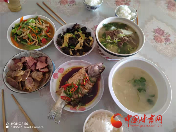 一頓家常菜最撫老人心  蘭州草場(chǎng)街街道重陽(yáng)節(jié)走訪慰問退休職工