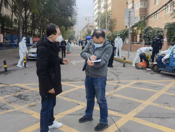 蘭州市紀(jì)委監(jiān)委干部下沉一線詳細(xì)詢問疫情防控情況。.jpg