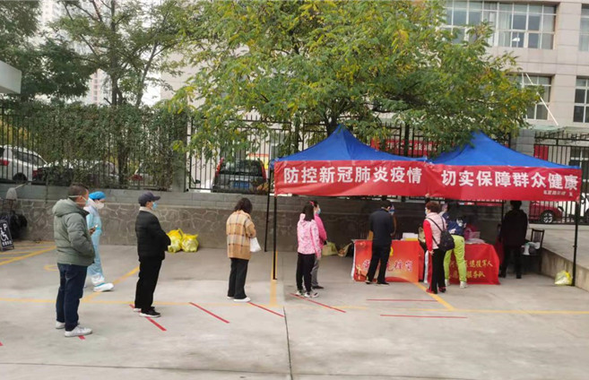 城關(guān)區(qū)紀(jì)委監(jiān)委各監(jiān)督檢查組督促各街道核酸檢測點落實“一米線”制度。.jpg