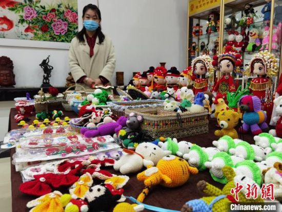 圖為隴原巧手展示手工藝品。(資料圖) 徐雪 攝