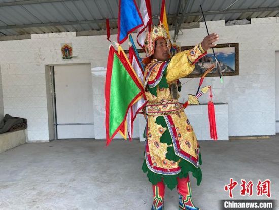 圖為完代才讓在外木村戲臺出演。　宋子昕 攝