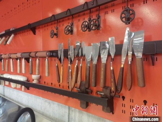 圖為徐晉林制作雕版敦煌壁畫所用工具?！￠Z姣 攝