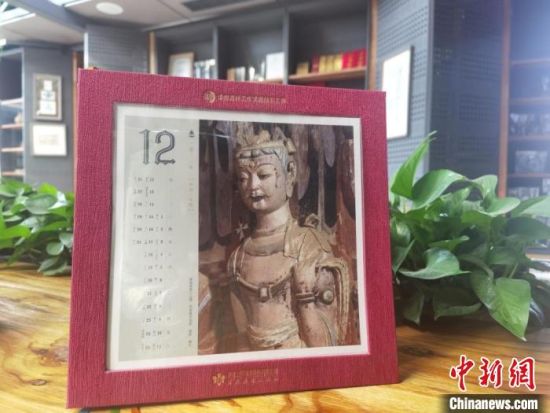 圖為徐晉林制作的敦煌題材的手工書《走進(jìn)沙漠敦煌——莫高窟與藏書票藝術(shù)》，深受讀者喜愛?！￠Z姣 攝