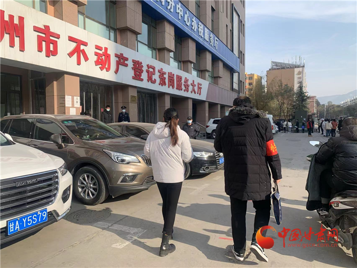 【我為群眾辦實事】蘭州市城關區(qū)：社區(qū)幫辦有誠意 這21戶居民的產(chǎn)權證拿到了