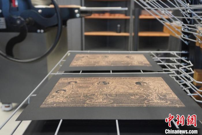 圖為徐晉林工作室制作的雕版敦煌壁畫印刷成品展示?！【琶赖┰?　攝