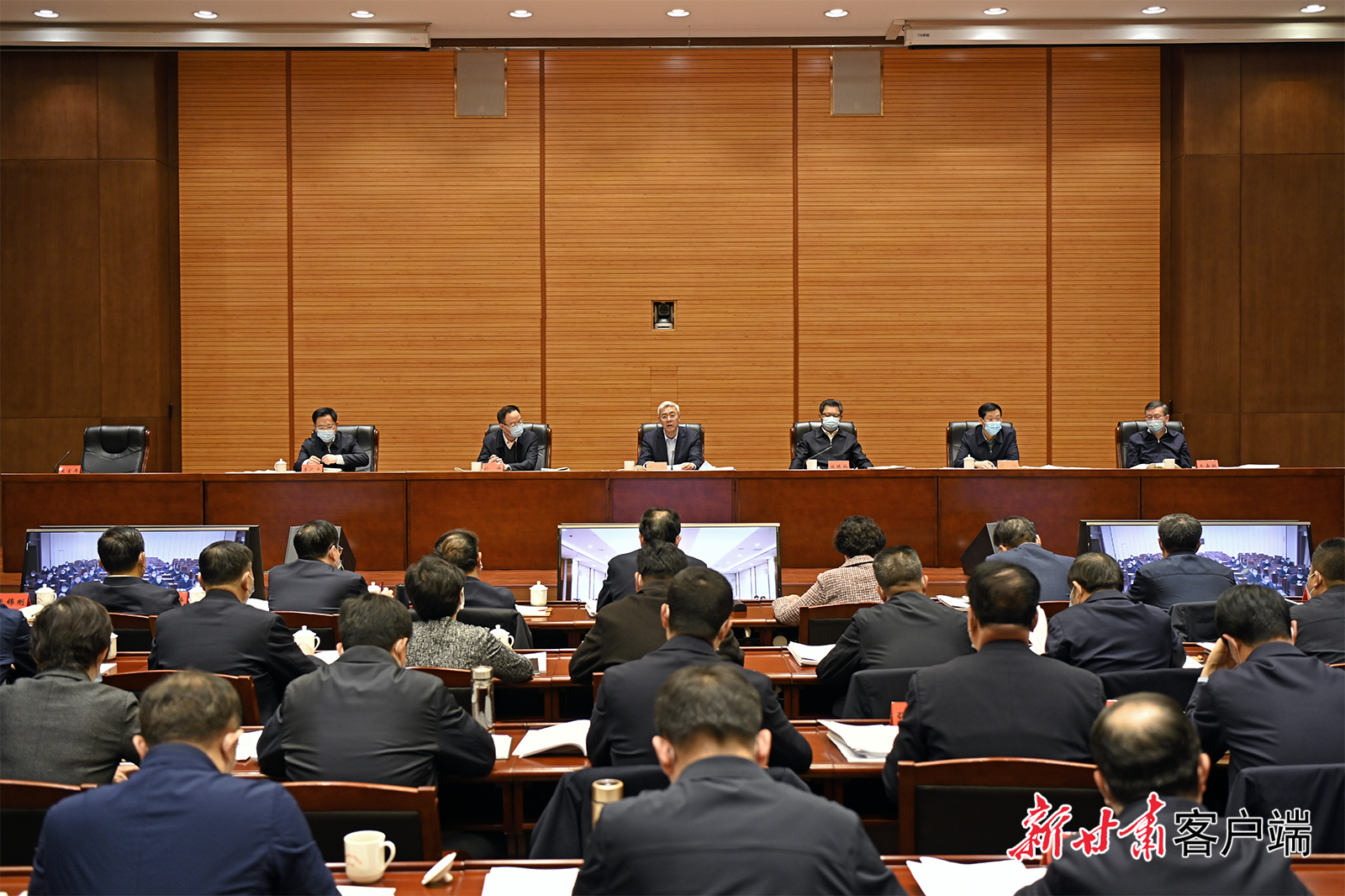 尹弘在省委農(nóng)村工作領(lǐng)導(dǎo)小組會議上強調(diào)：以深厚為民情懷鞏固拓展脫貧攻堅成果，用高度負責(zé)精神扎實做好備考迎評工作