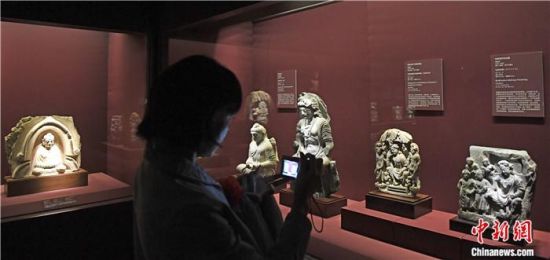 2018年8月，《平山郁夫的絲路世界——平山郁夫絲綢之路美術(shù)館文物展》在甘肅敦煌莫高窟開展。中新社記者 楊艷敏 攝