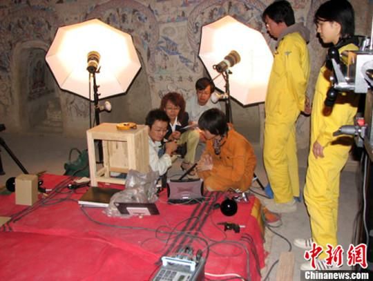 敦煌研究院與日本東京文化財(cái)研究所合作進(jìn)行第285窟多光譜無損調(diào)查工作現(xiàn)場。中新社發(fā) 婁婕 供圖