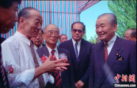 1994年8月，時(shí)任日本首相竹下登(右一)與時(shí)任敦煌研究院院長段文杰在莫高窟親切交談。中新社發(fā) 婁婕 供圖